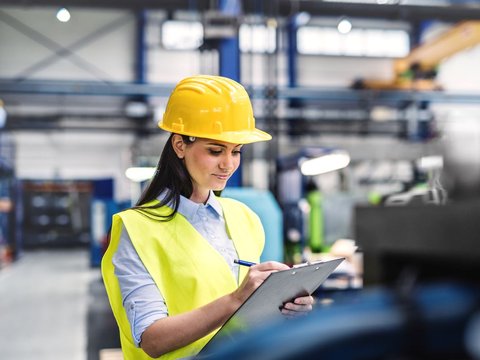 Vrouw controleert opslag